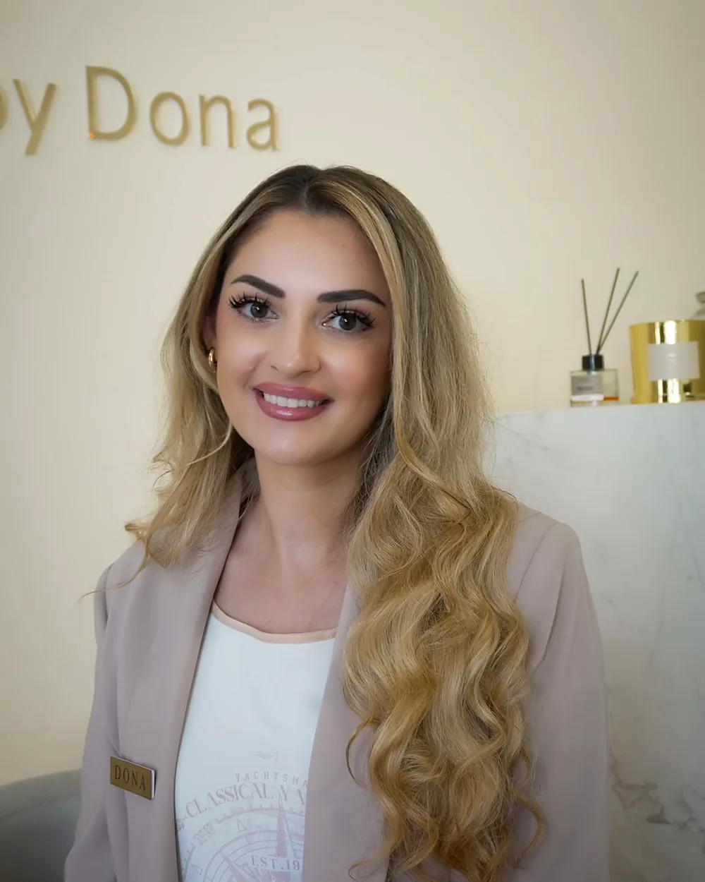 Dona Hajdari im Empfang ihres Studios in Wallisellen